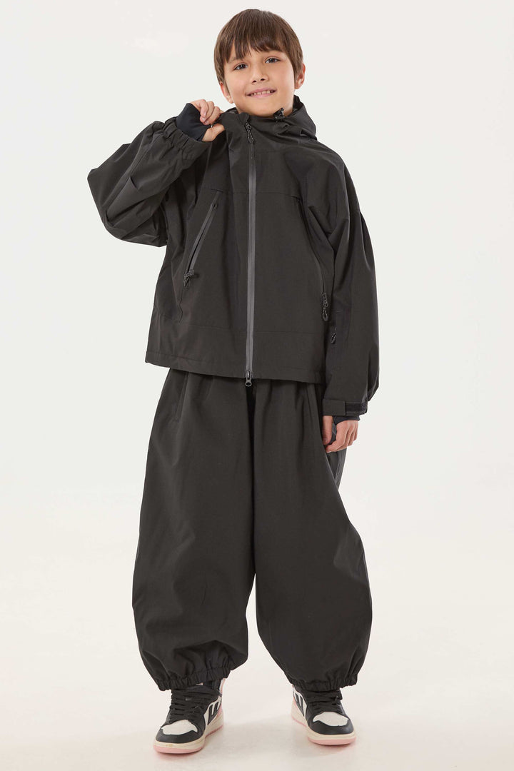 Schwarze, wasserdichte, isolierte Schneejacke mit abnehmbarer Kapuze und Ohrenklappen für Jungen 