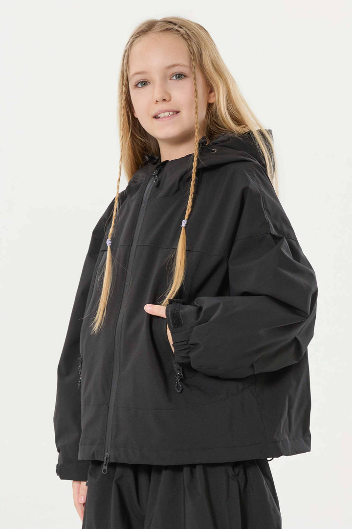 Schwarze, wasserdichte, isolierte Schneejacke mit abnehmbarer Kapuze und Ohrenklappen für Mädchen 