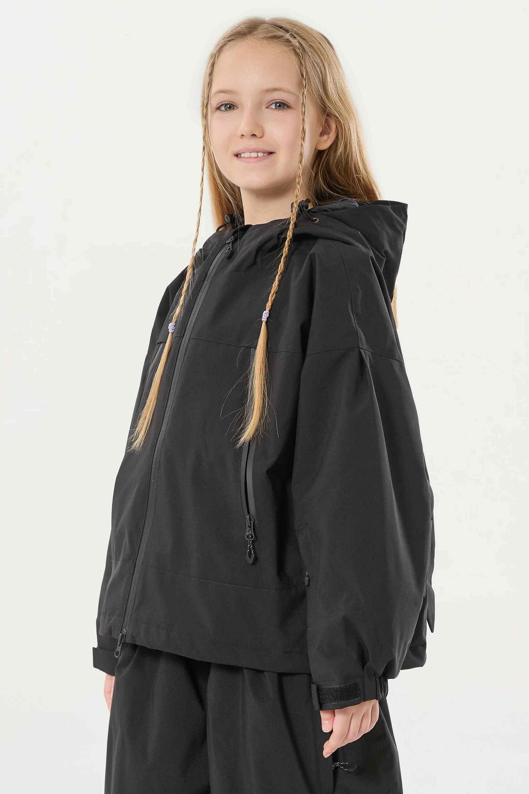 Schwarze, wasserdichte, isolierte Schneejacke mit abnehmbarer Kapuze und Ohrenklappen für Mädchen 