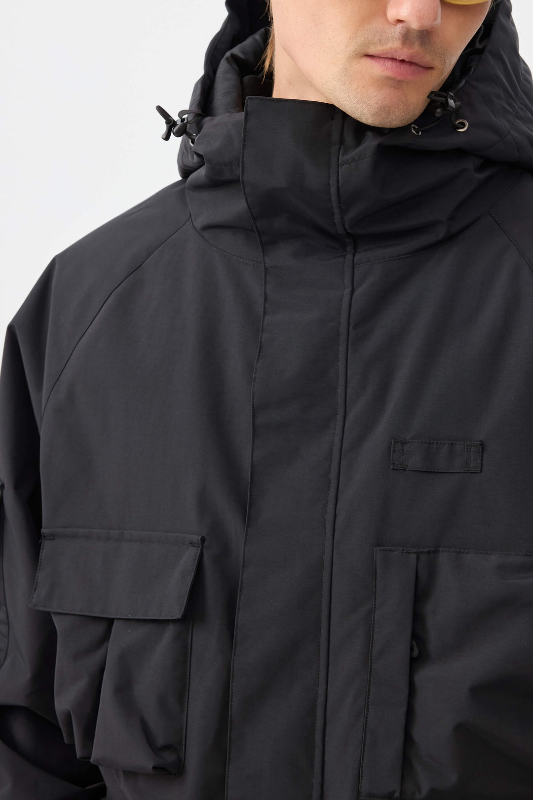 Svart Techwear isolerad snöjacka med flera fickor för män