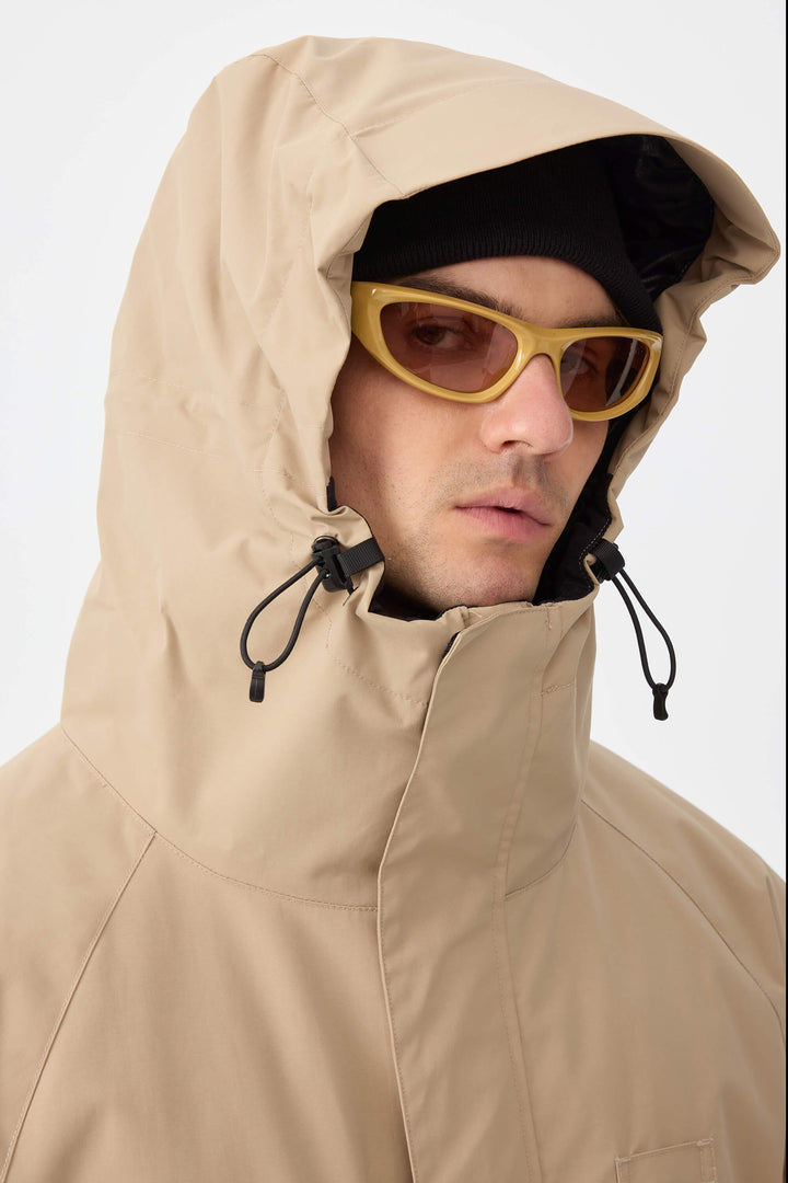 Jaqueta de neve masculina Techwear cáqui com vários bolsos e isolamento térmico.