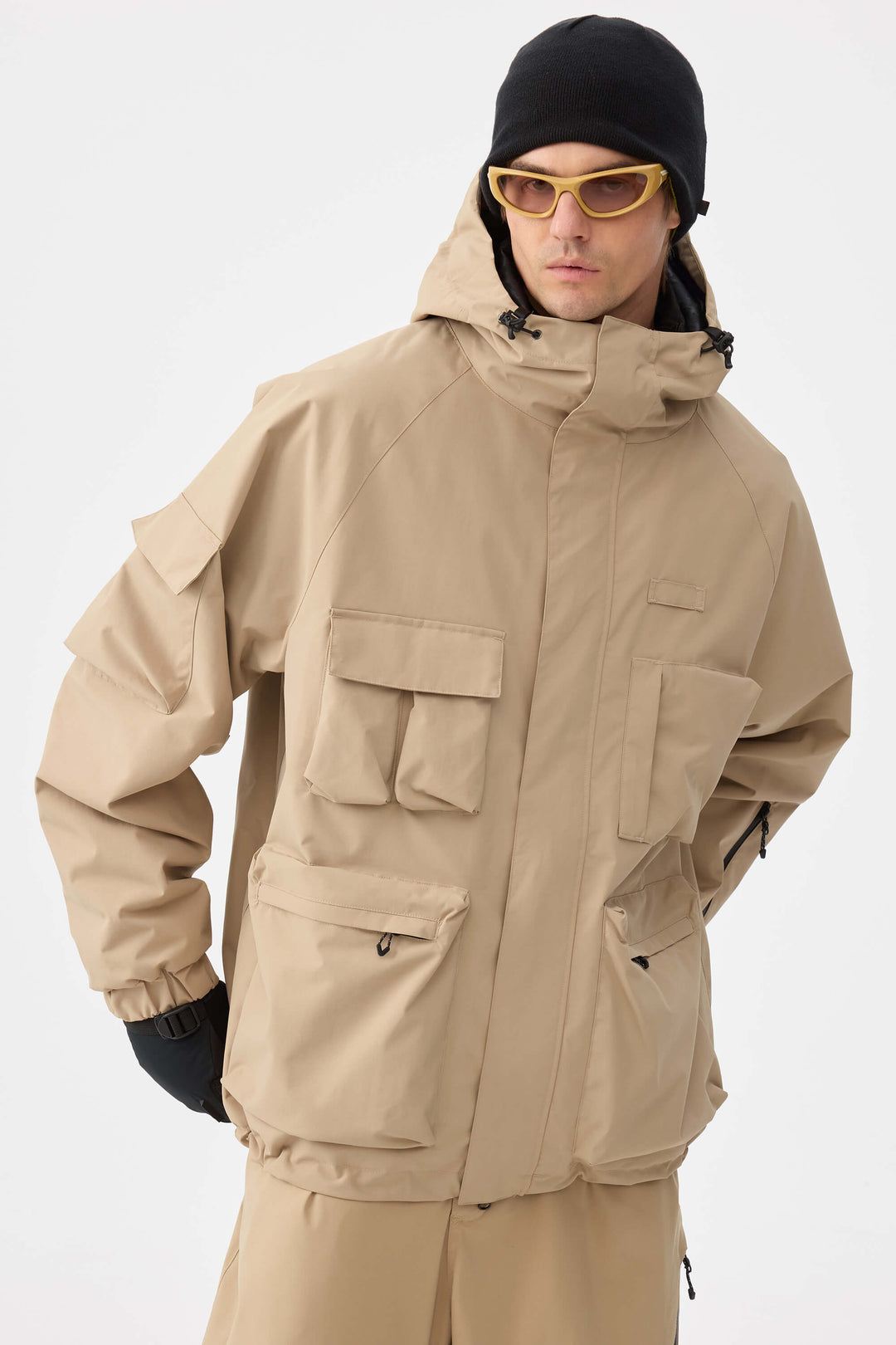 Jaqueta de neve masculina Techwear cáqui com vários bolsos e isolamento térmico.