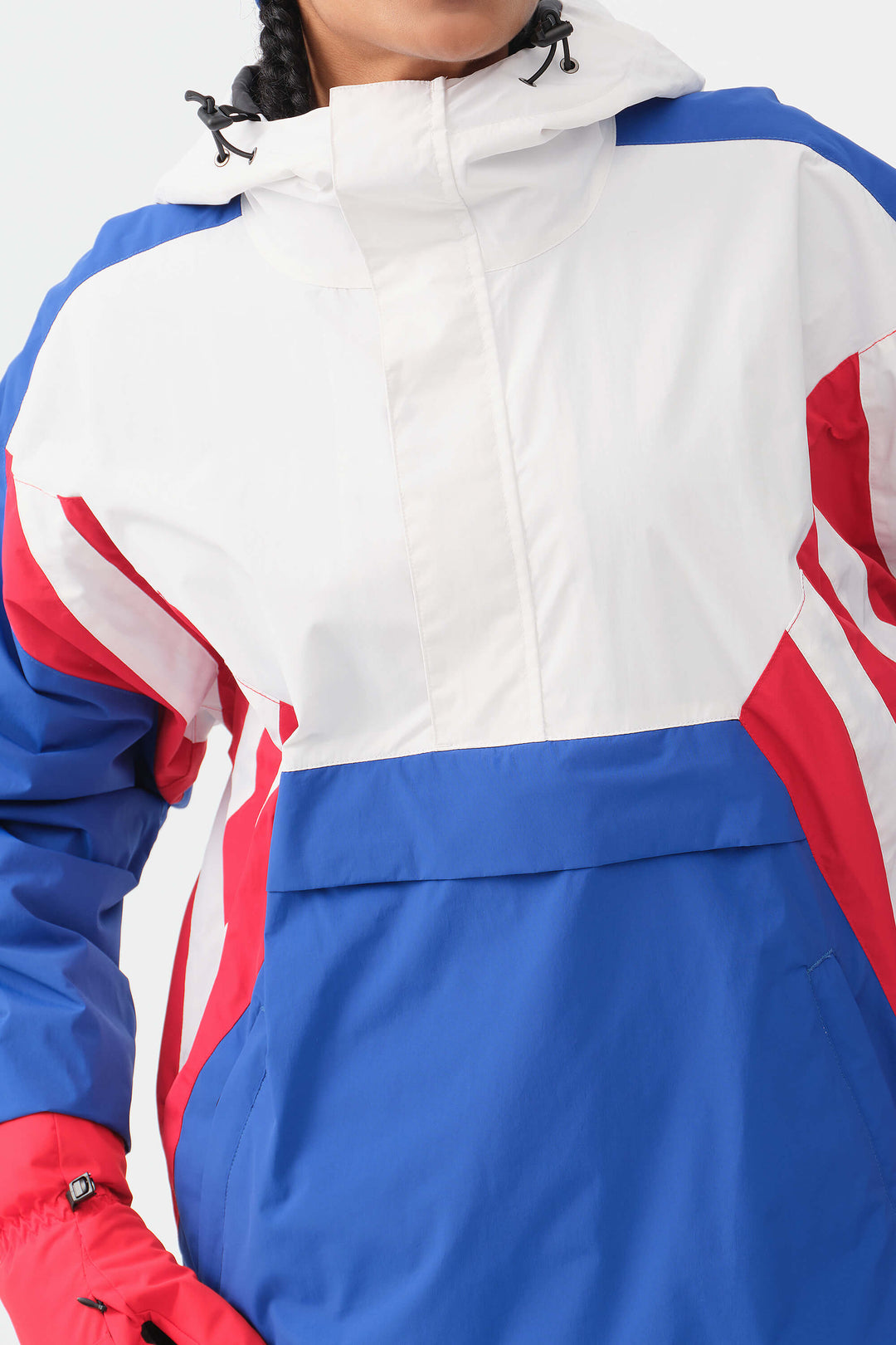 Dameblå og hvit 90-talls retro treningsjakke med fargeblokker i snøen