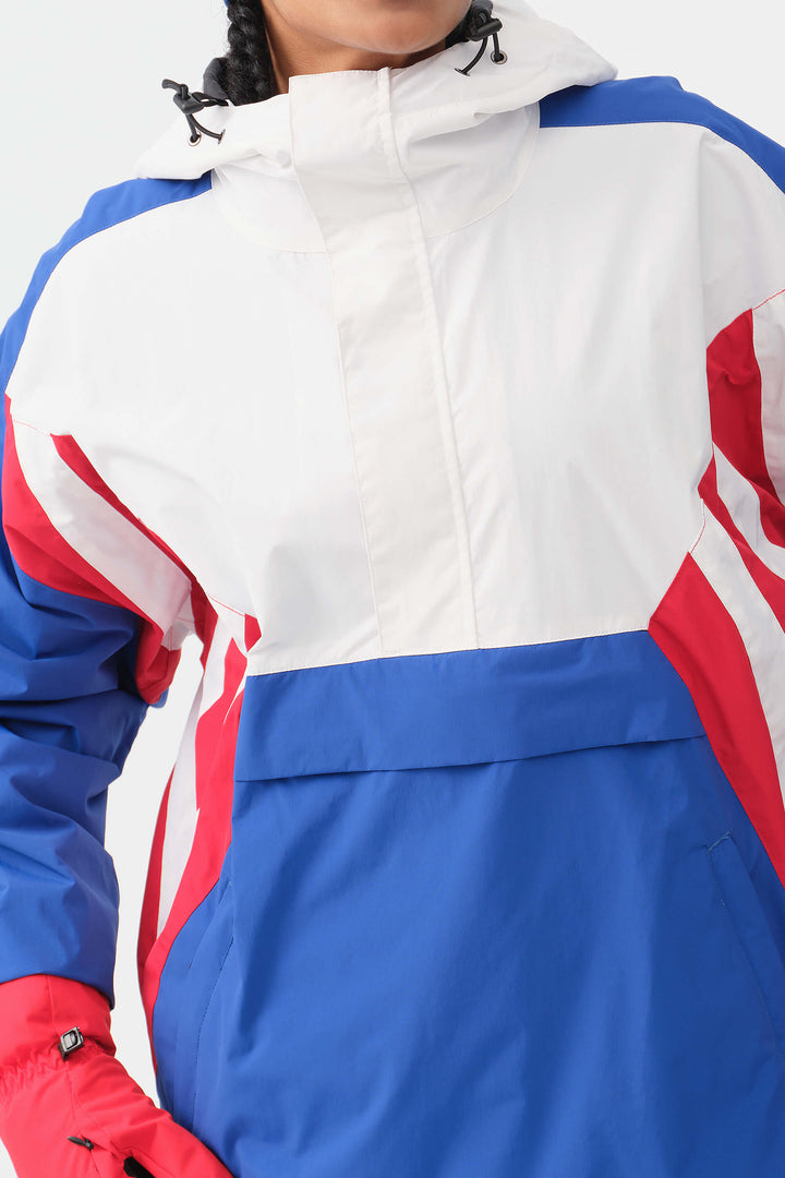 Dameblå og hvit 90-talls retro treningsjakke med fargeblokker i snøen