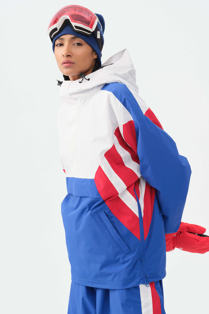 Dameblå og hvit 90-talls retro treningsjakke med fargeblokker i snøen