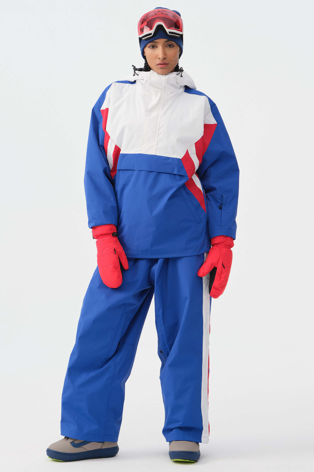 Dameblå og hvit 90-talls retro treningsjakke med fargeblokker i snøen