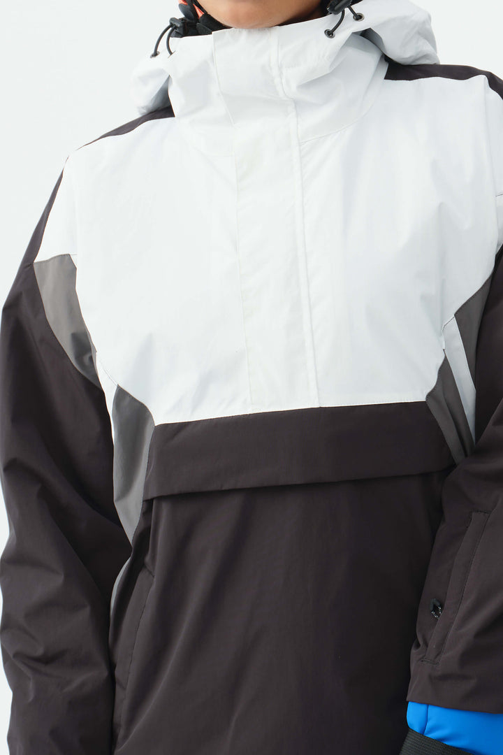 Svart og hvit 90-talls retro treningsjakke med fargeblokker i snøen til dame