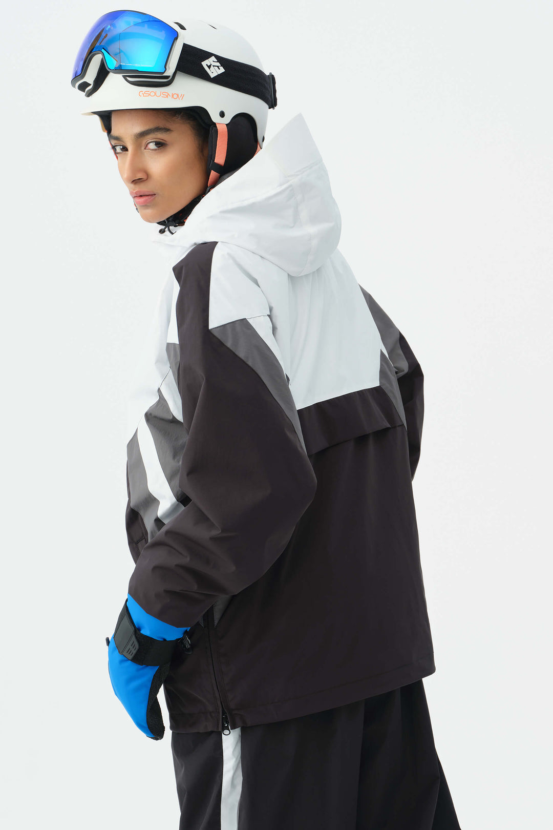 Svart og hvit 90-talls retro treningsjakke med fargeblokker i snøen til dame