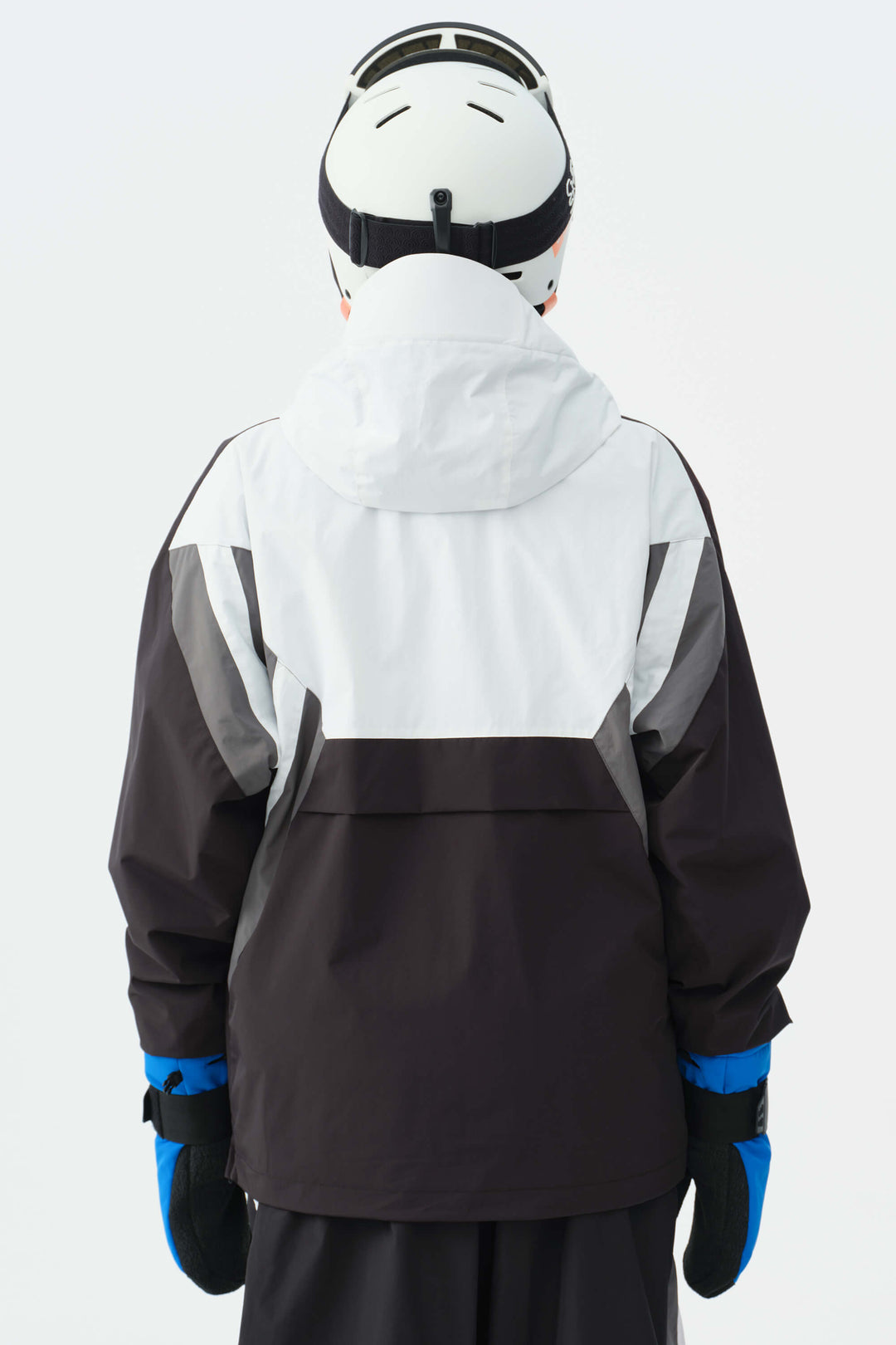 Svart og hvit 90-talls retro treningsjakke med fargeblokker i snøen til dame