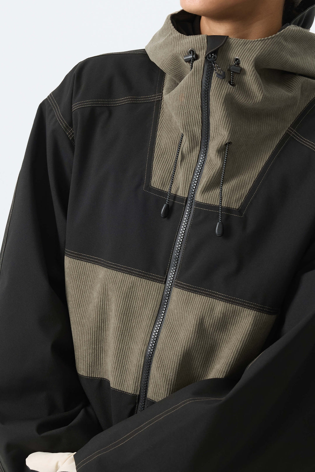 Chaqueta de nieve de pana para mujer con bloques de color verde oliva oscuro y negro.