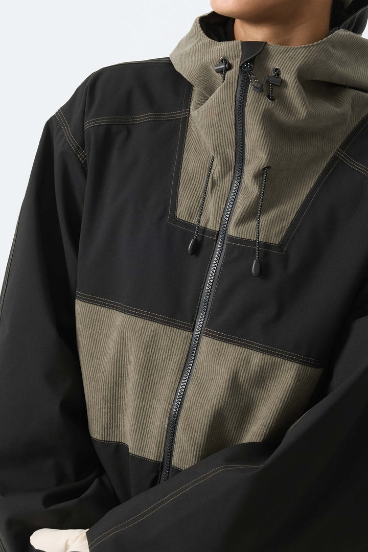Chaqueta de nieve de pana para mujer con bloques de color verde oliva oscuro y negro.