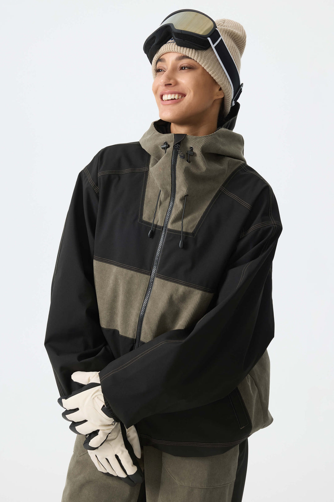 Chaqueta de nieve de pana para mujer con bloques de color verde oliva oscuro y negro.