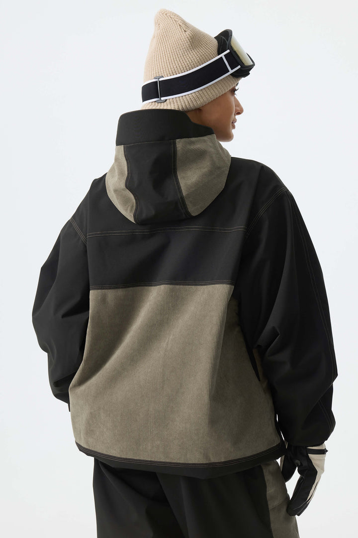 Chaqueta de nieve de pana para mujer con bloques de color verde oliva oscuro y negro.