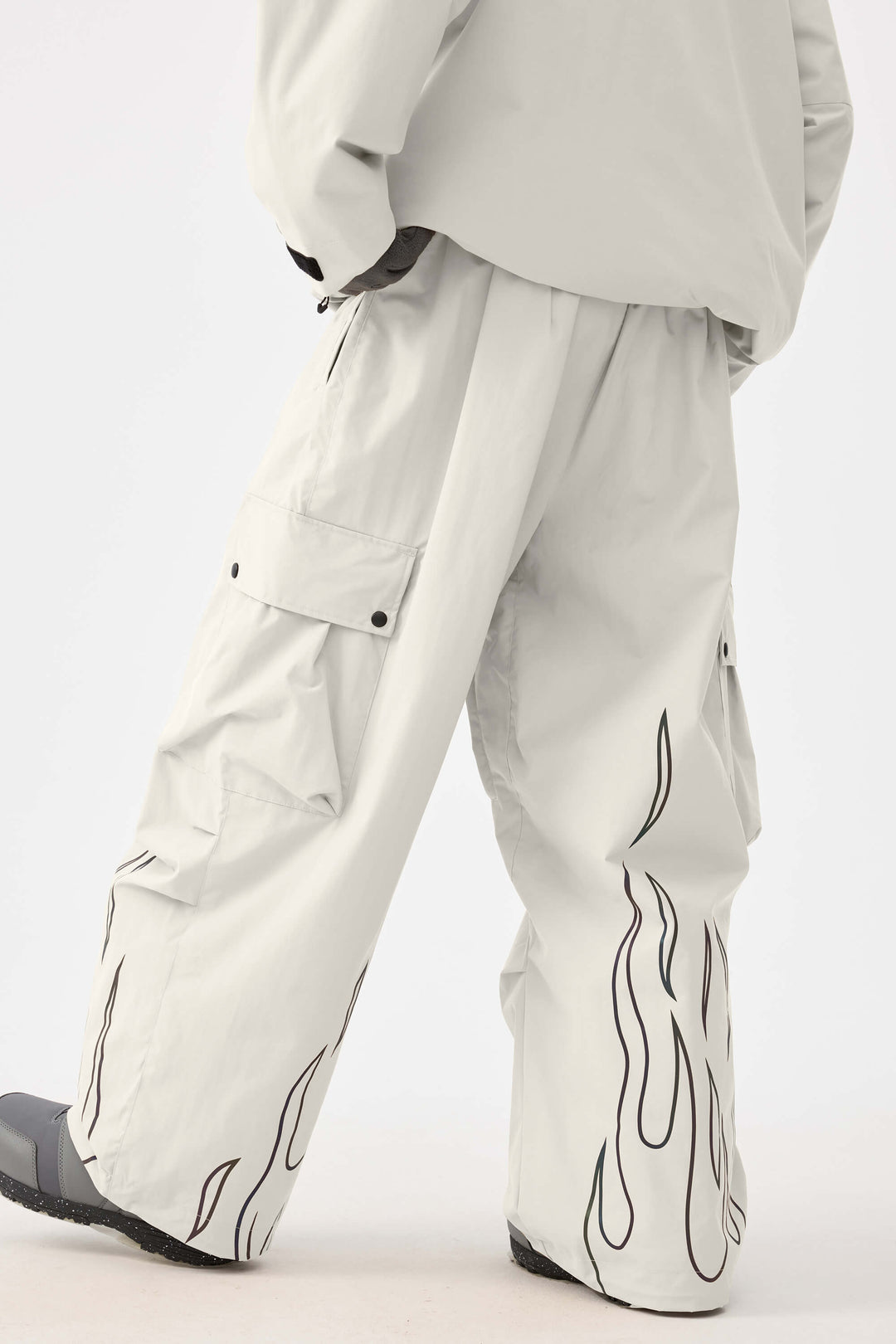 Męskie, wytrzymałe, odblaskowe spodnie śnieżne w kolorze off-white z efektem płomienia