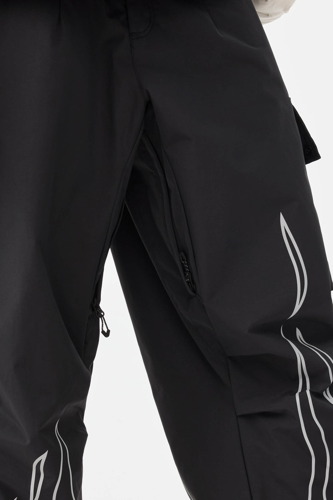 Calça de neve feminina preta com estampa refletiva de chamas, modelo folgado e utilitário.