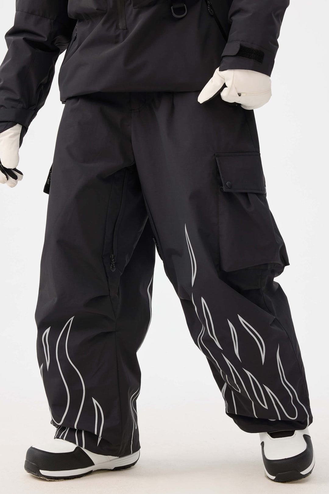 Calça de neve feminina preta com estampa refletiva de chamas, modelo folgado e utilitário.