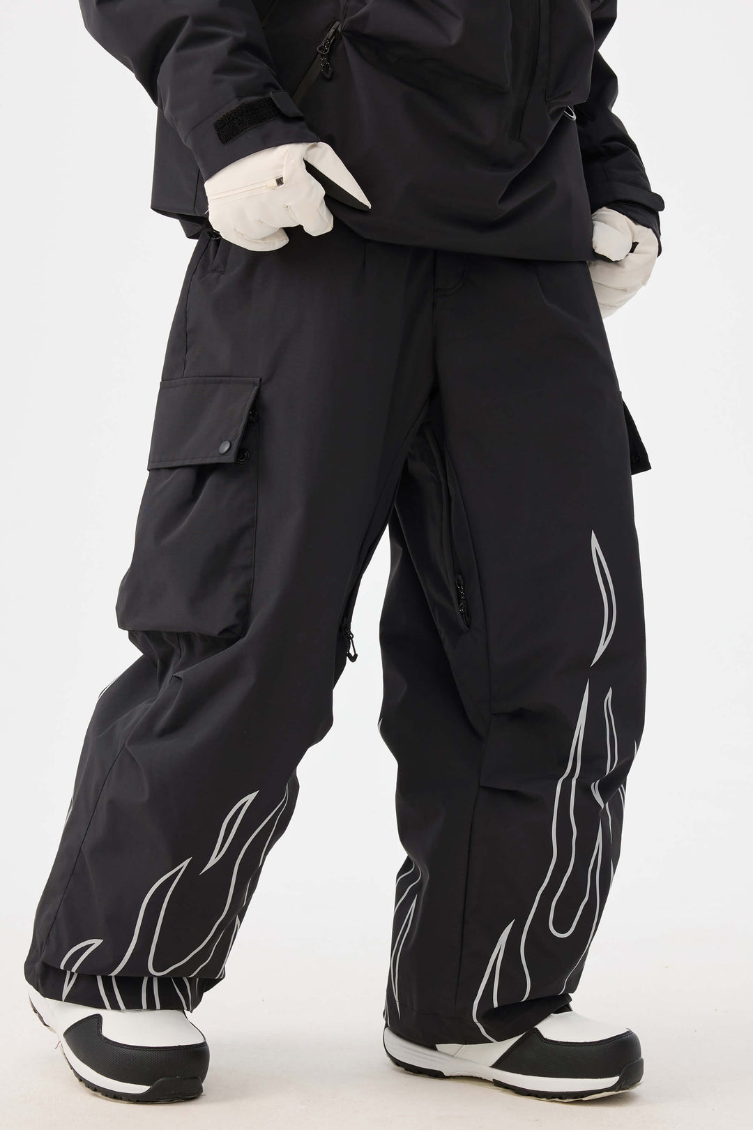 Calça de neve feminina preta com estampa refletiva de chamas, modelo folgado e utilitário.