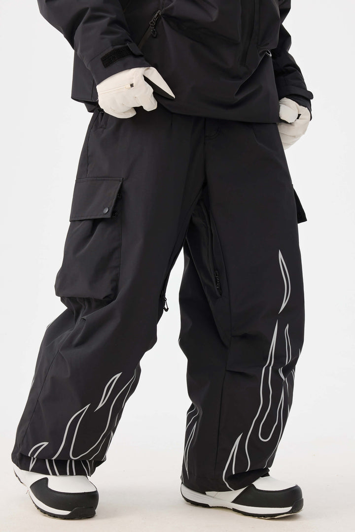 Calça de neve feminina preta com estampa refletiva de chamas, modelo folgado e utilitário.