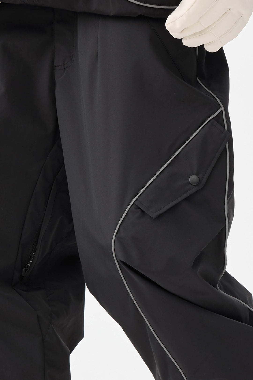 Naisten mustat retrohenkiset heijastavat tereet ja baggy-lumihousut