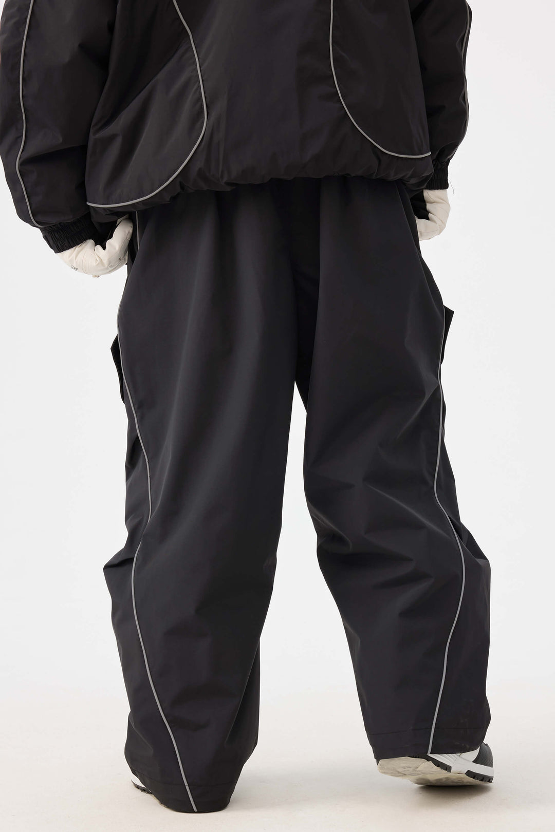 Naisten mustat retrohenkiset heijastavat tereet ja baggy-lumihousut