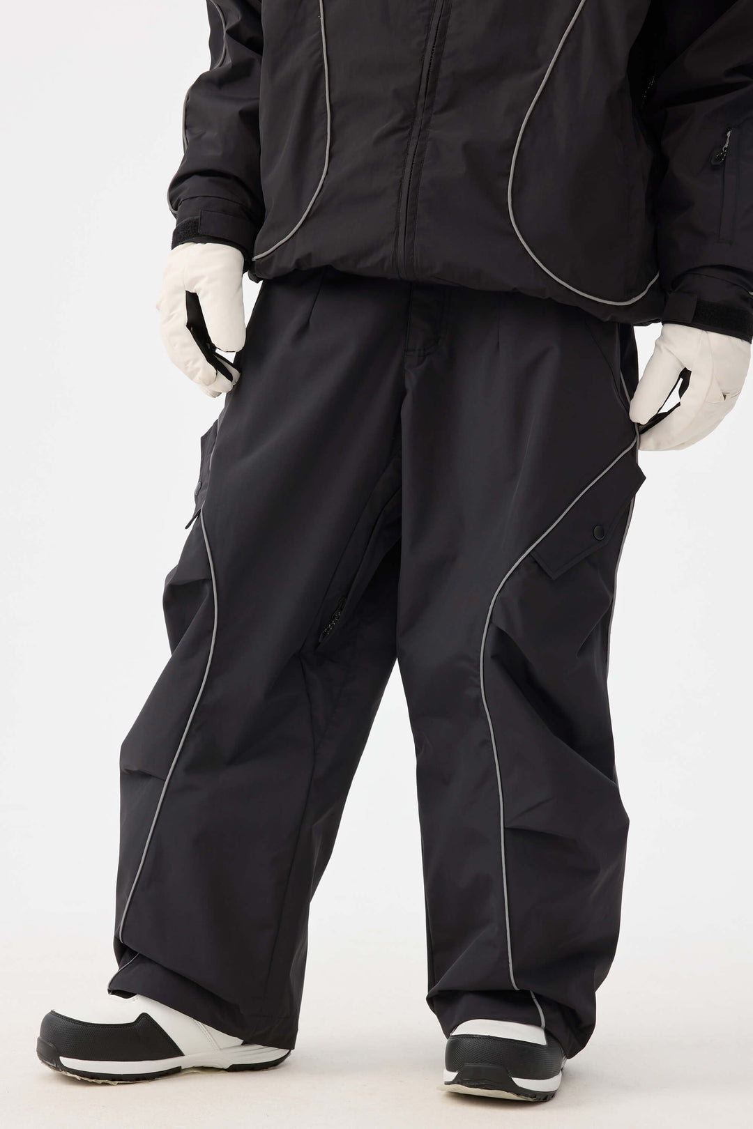 Naisten mustat retrohenkiset heijastavat tereet ja baggy-lumihousut