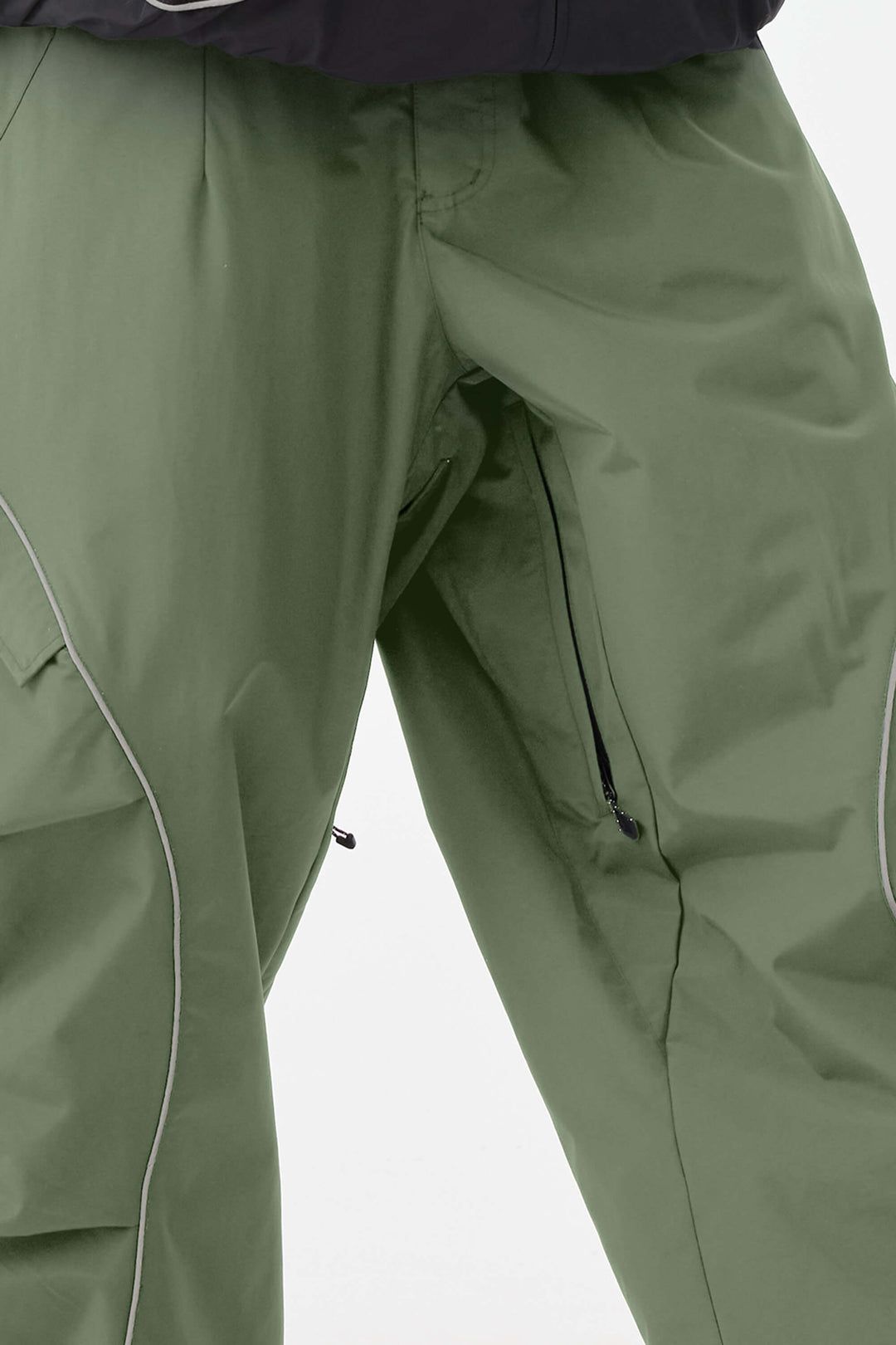 Calça de neve masculina preta retrô com detalhes refletivos e modelagem folgada.