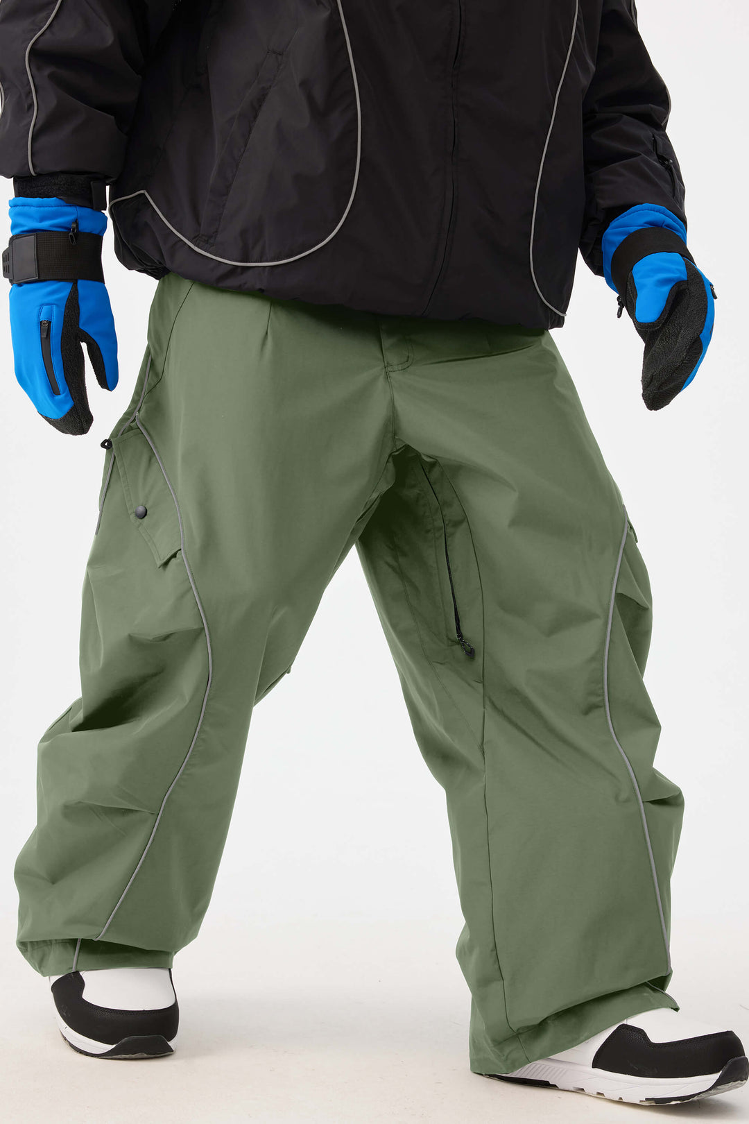 Calça de neve masculina preta retrô com detalhes refletivos e modelagem folgada.