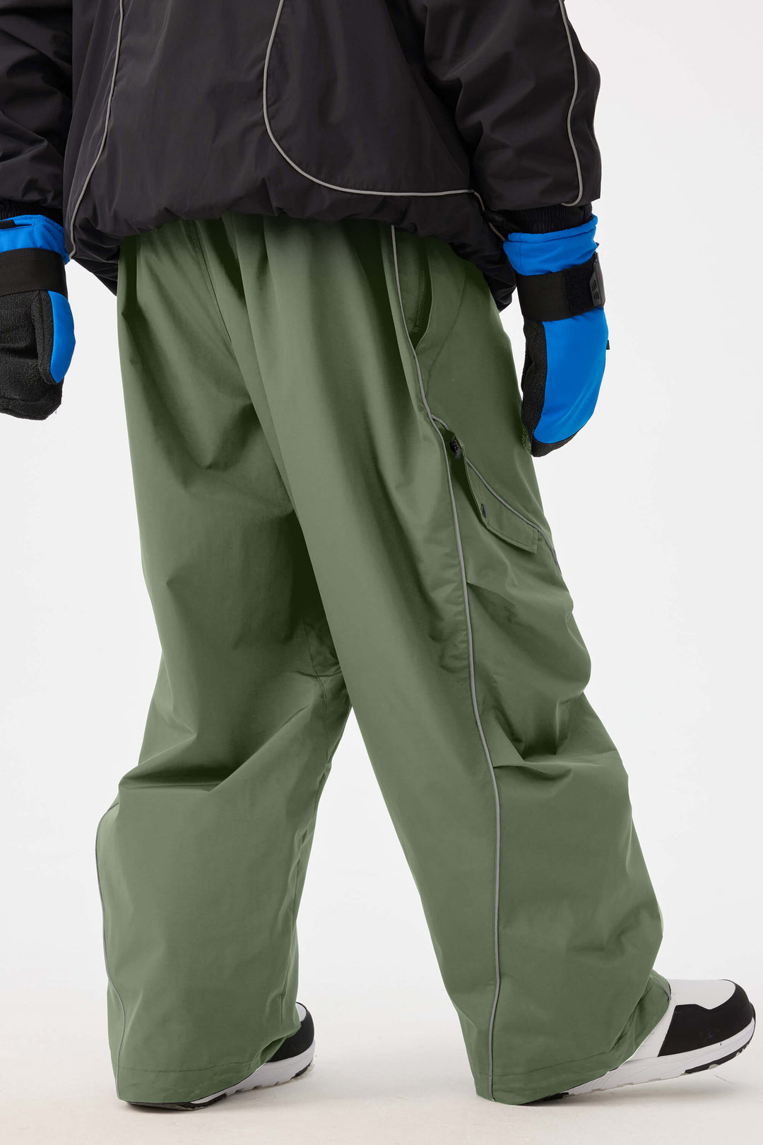 Calça de neve masculina preta retrô com detalhes refletivos e modelagem folgada.