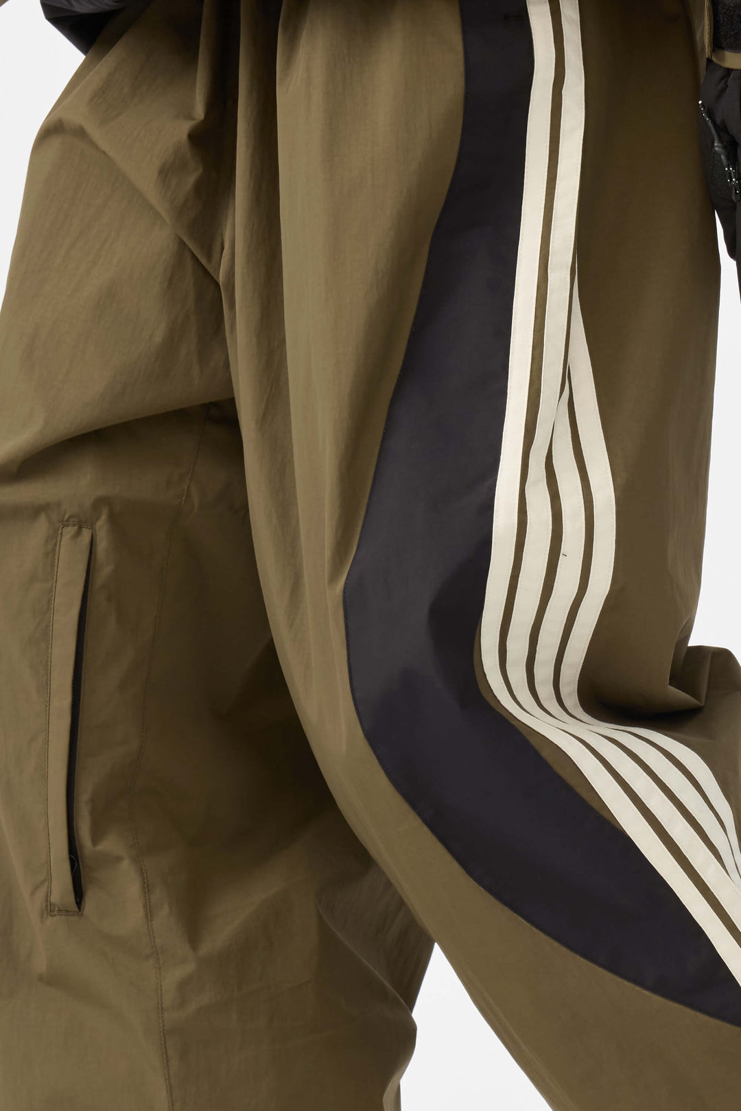 Damen-Schneehose im Retro-Sport-Stil mit Seitenstreifen in Olivgrün 