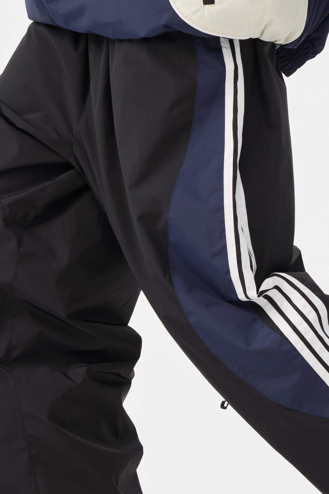 Damen-Schneehose im Retro-Sport-Stil mit Seitenstreifen in Olivgrün 