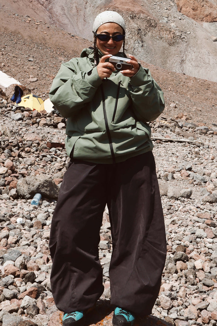 Pantaloni da sci da donna neri in pelle spazzolata