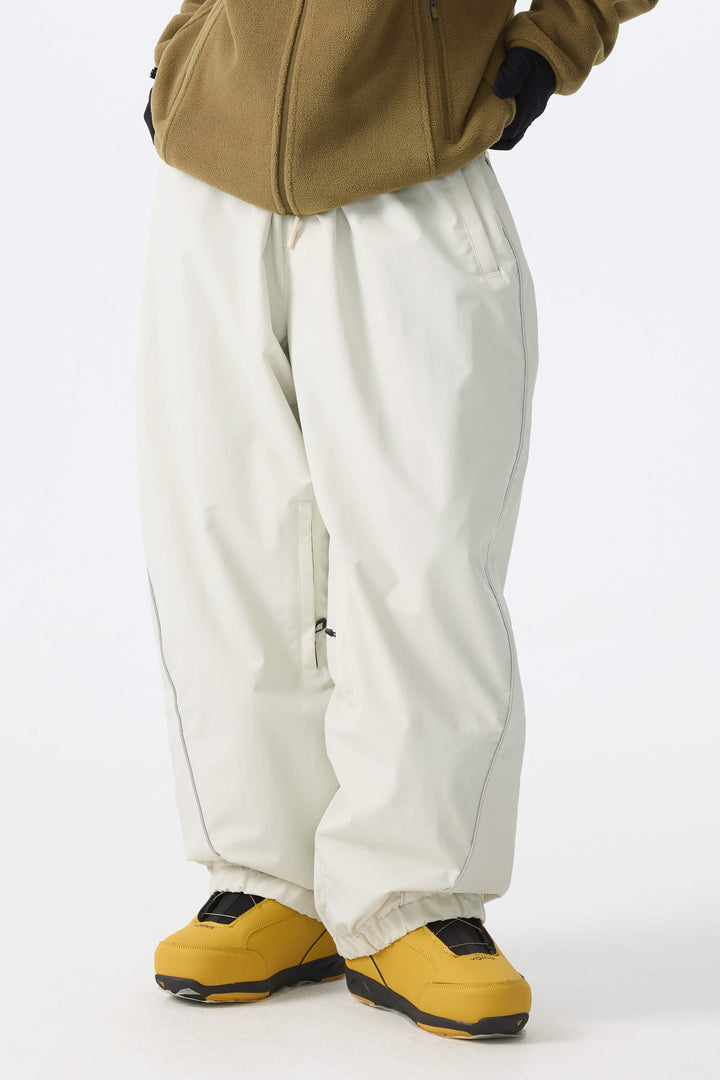 Calça de neve feminina Off White, modelo baggy, com detalhes refletivos e cordão ajustável.