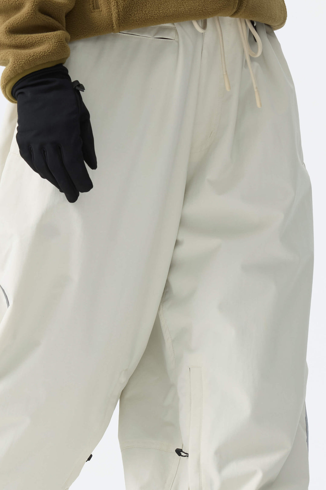 Calça de neve feminina Off White, modelo baggy, com detalhes refletivos e cordão ajustável.