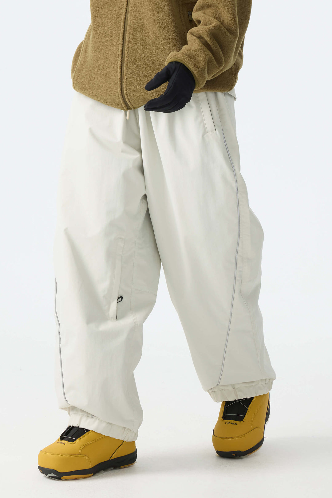 Calça de neve feminina Off White, modelo baggy, com detalhes refletivos e cordão ajustável.