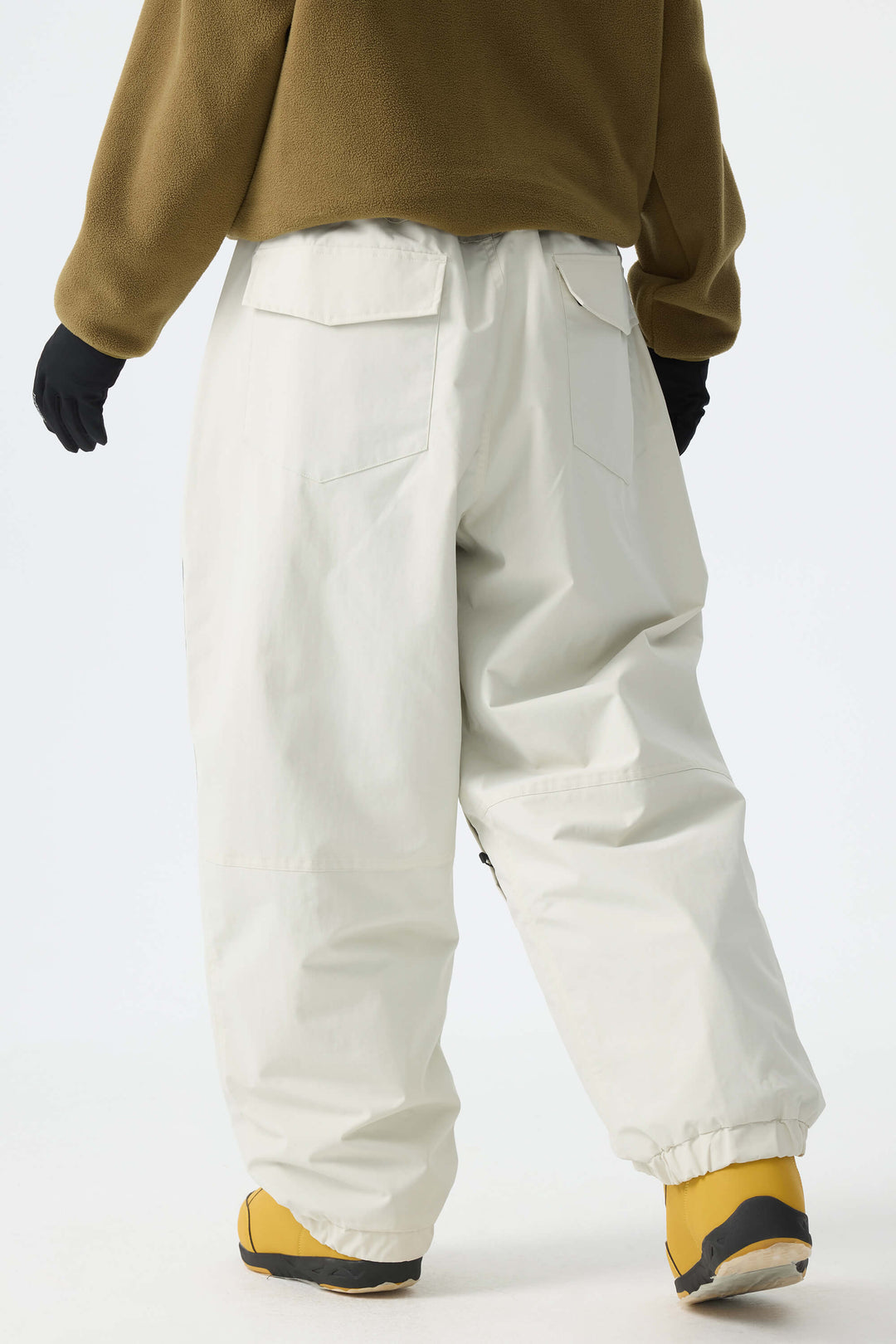 Calça de neve feminina Off White, modelo baggy, com detalhes refletivos e cordão ajustável.