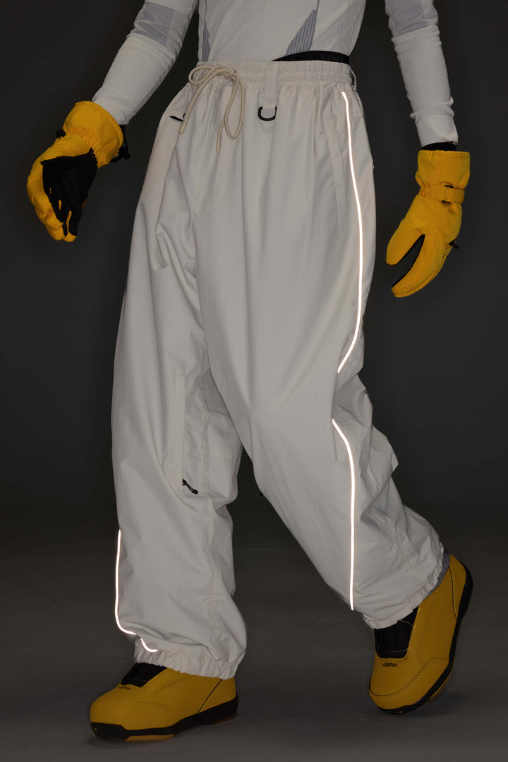 Calça de neve feminina Off White, modelo baggy, com detalhes refletivos e cordão ajustável.