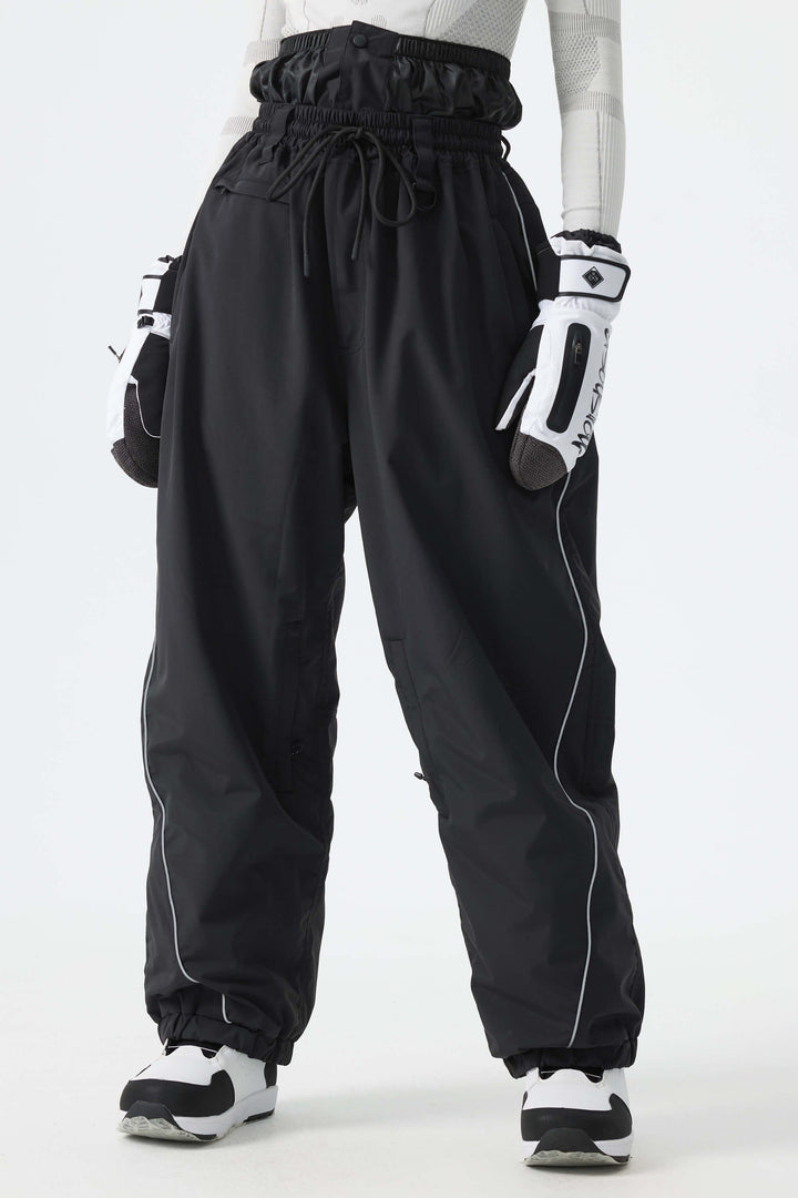 Calça de neve feminina Off White, modelo baggy, com detalhes refletivos e cordão ajustável.