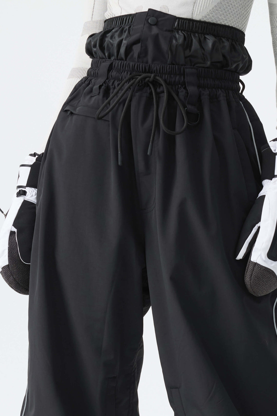 Calça de neve feminina preta, folgada, com detalhes refletivos e cordão.