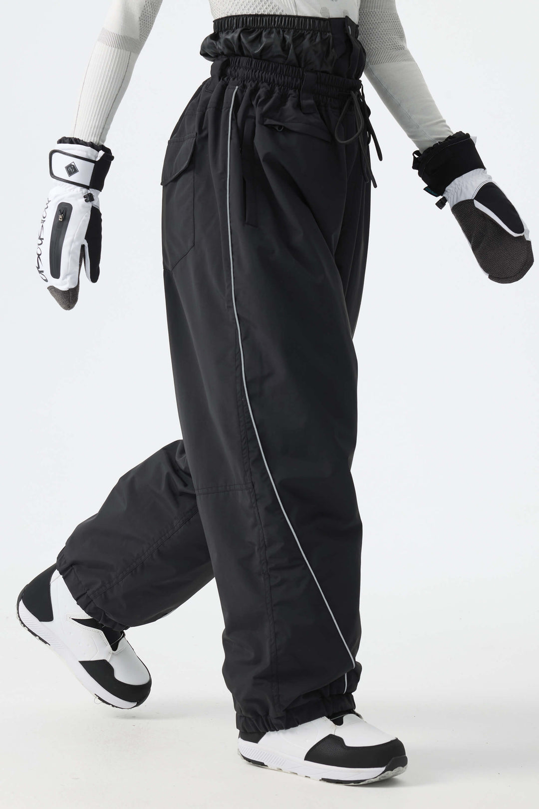 Calça de neve feminina preta, folgada, com detalhes refletivos e cordão.