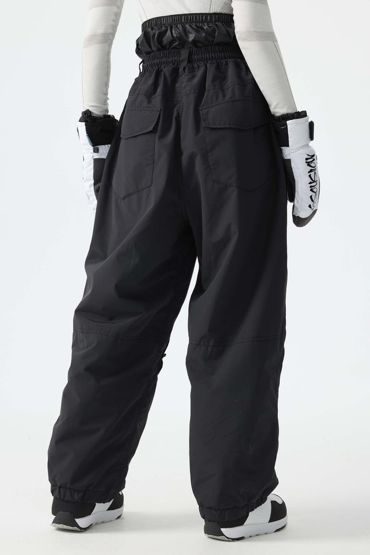 Calça de neve feminina preta, folgada, com detalhes refletivos e cordão.