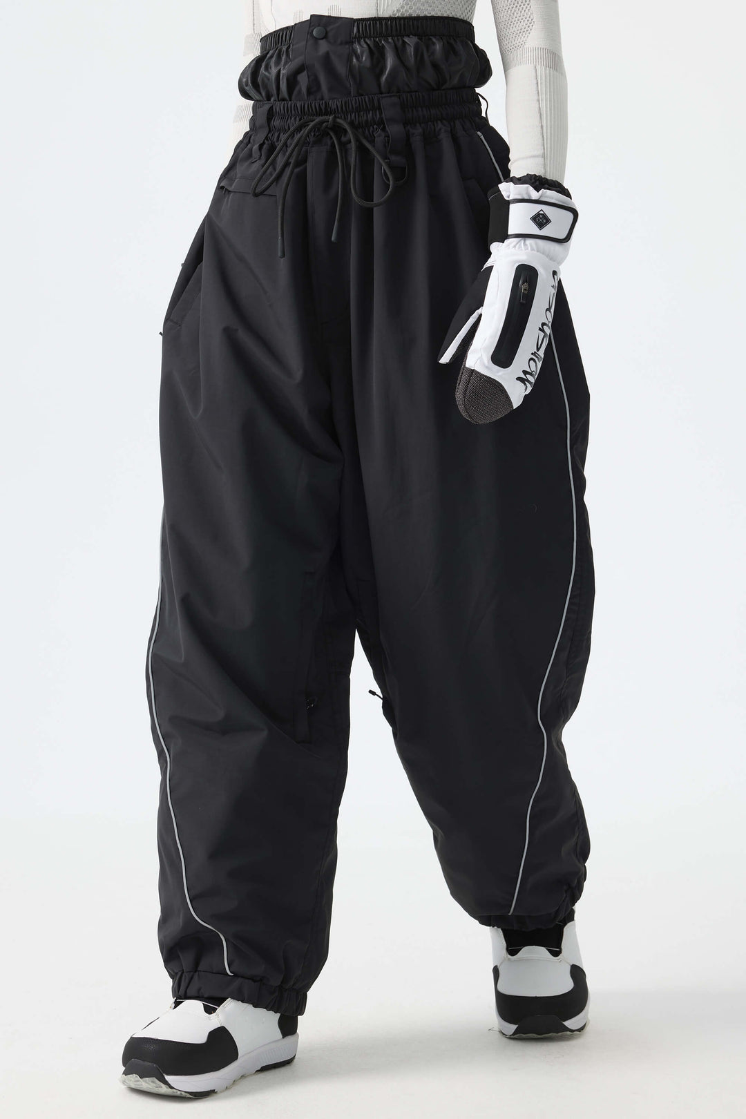Calça de neve feminina Off White, modelo baggy, com detalhes refletivos e cordão ajustável.