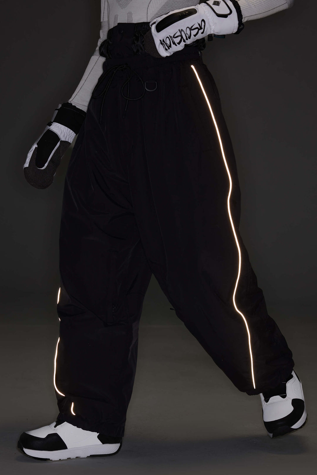 Calça de neve feminina Off White, modelo baggy, com detalhes refletivos e cordão ajustável.