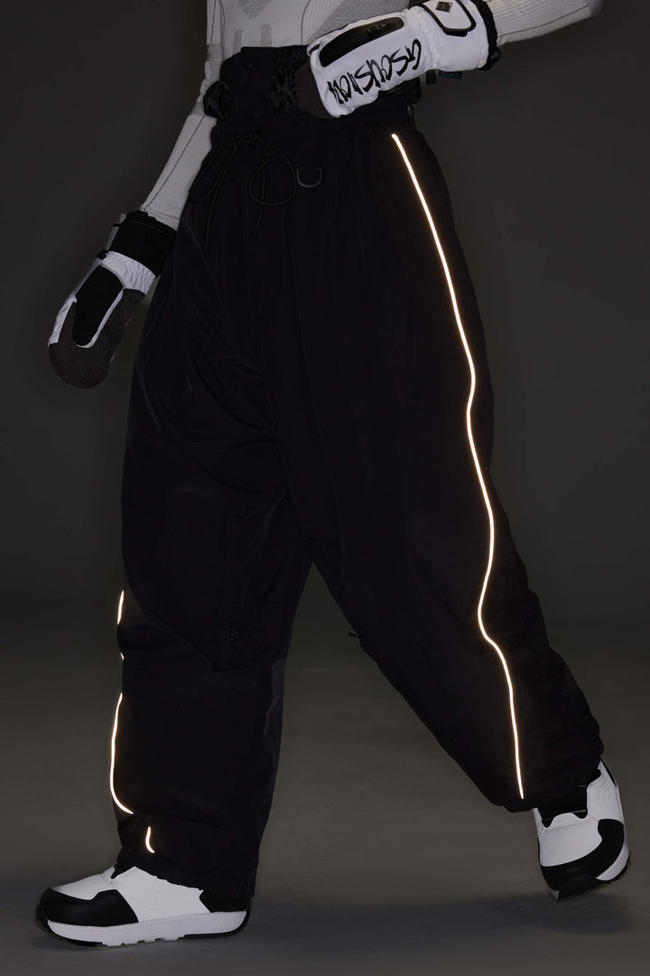 Calça de neve feminina Off White, modelo baggy, com detalhes refletivos e cordão ajustável.
