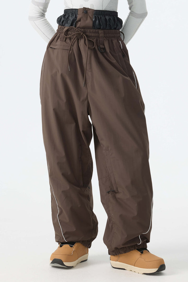 Calça de neve feminina Off White, modelo baggy, com detalhes refletivos e cordão ajustável.