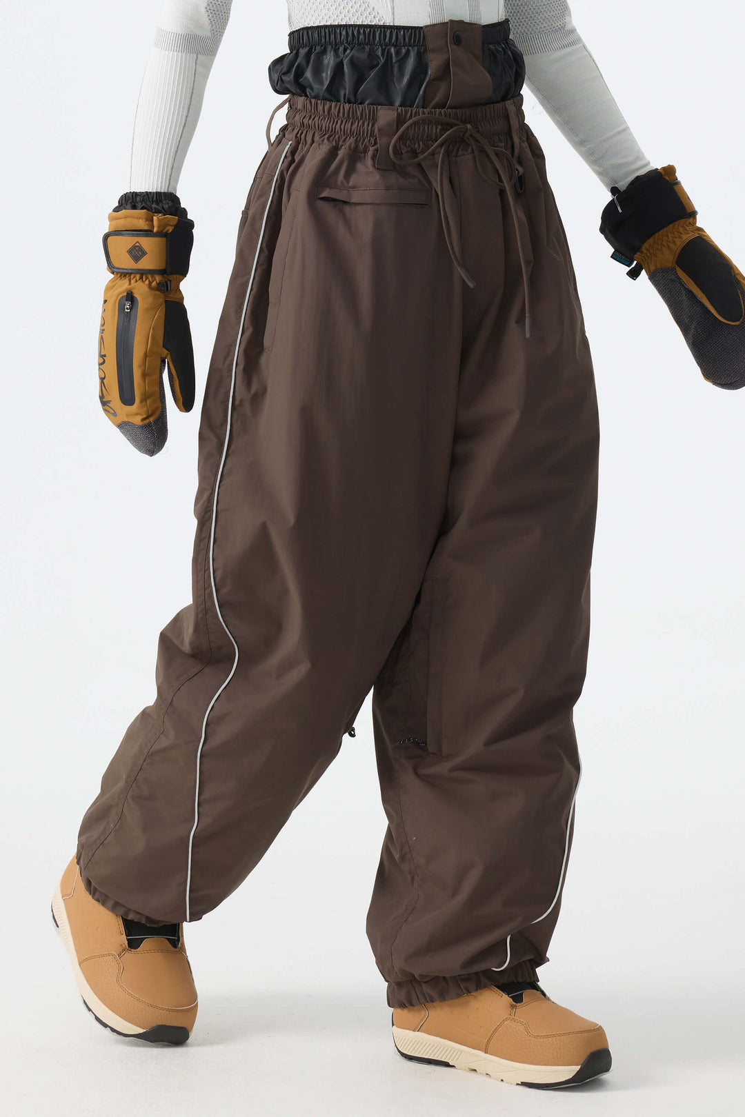 Calça de neve feminina Off White, modelo baggy, com detalhes refletivos e cordão ajustável.