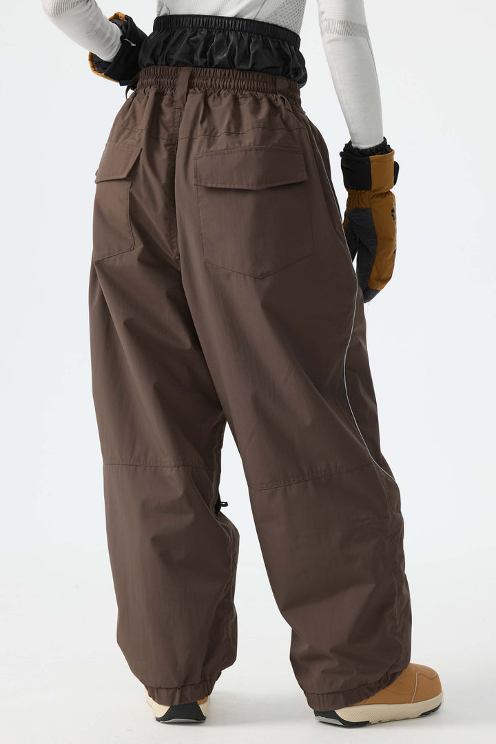 Calça de neve feminina marrom, folgada, com detalhes refletivos e cordão.