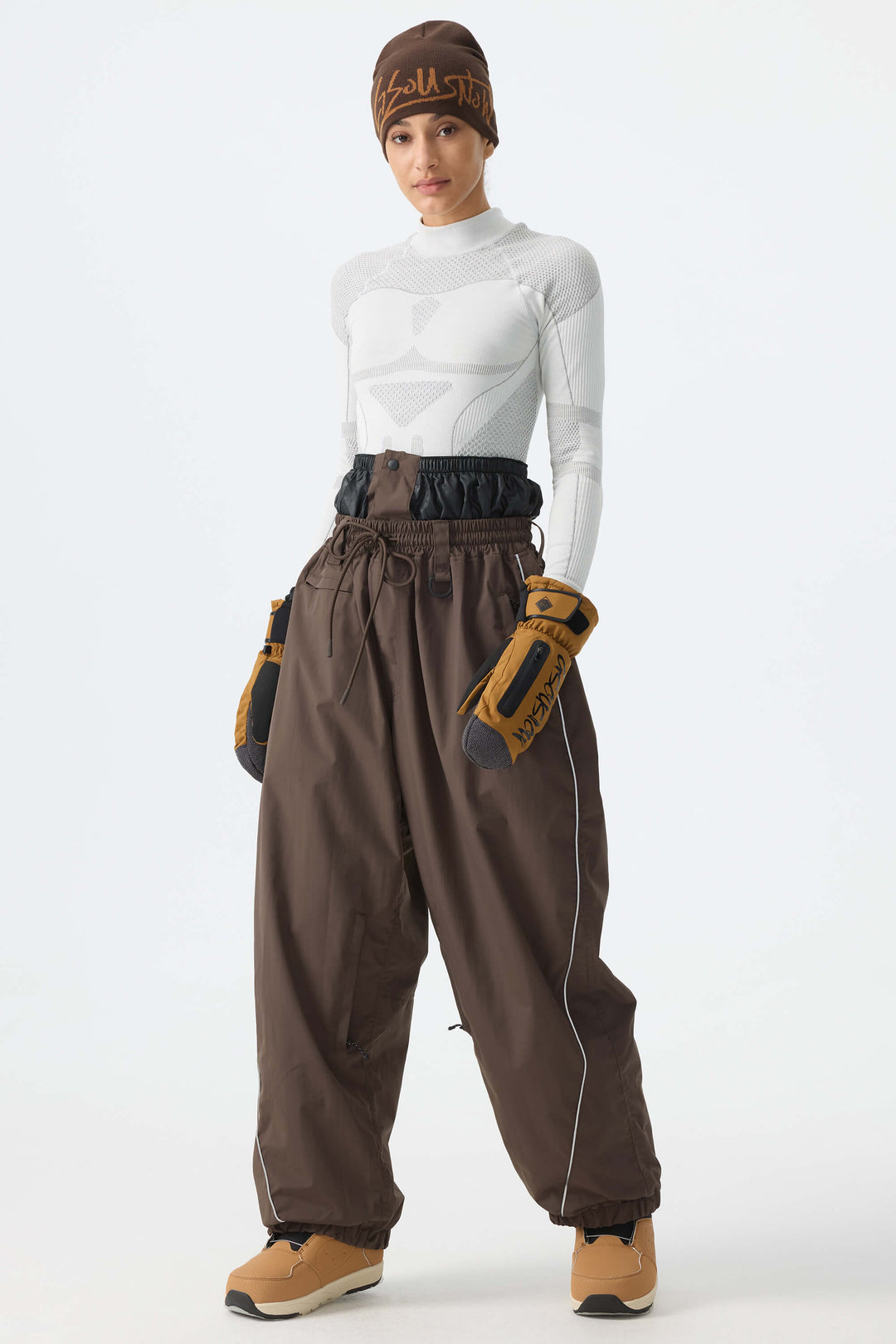 Calça de neve feminina marrom, folgada, com detalhes refletivos e cordão.