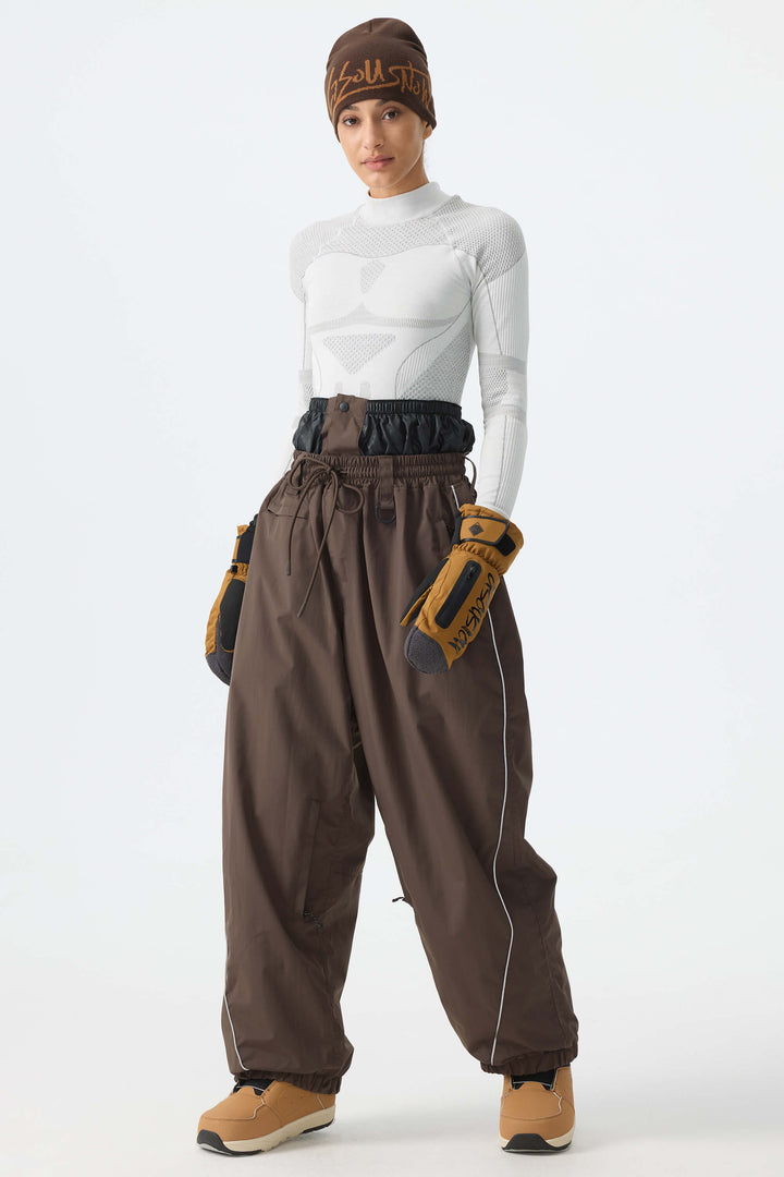 Calça de neve feminina marrom, folgada, com detalhes refletivos e cordão.