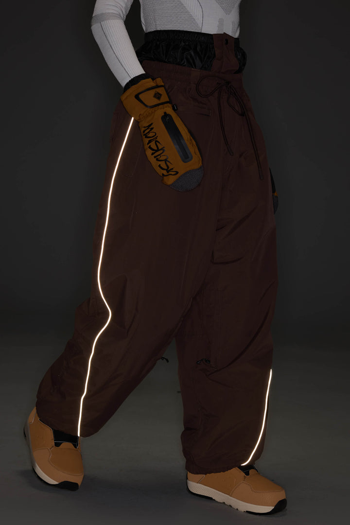 Calça de neve feminina Off White, modelo baggy, com detalhes refletivos e cordão ajustável.