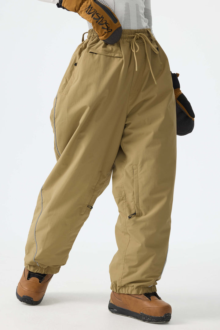 Calça de neve feminina marrom, folgada, com detalhes refletivos e cordão.